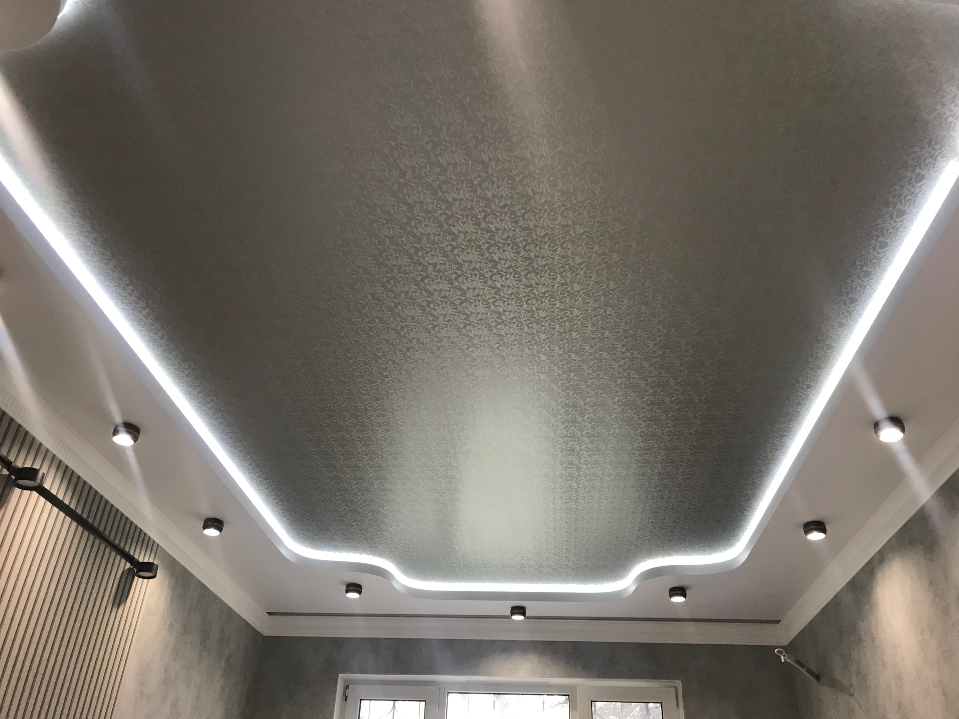 Фото многоуровневый натяжной потолок с подсветкой